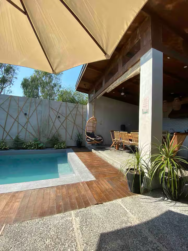 Outdoor dining area at Ysla Villa